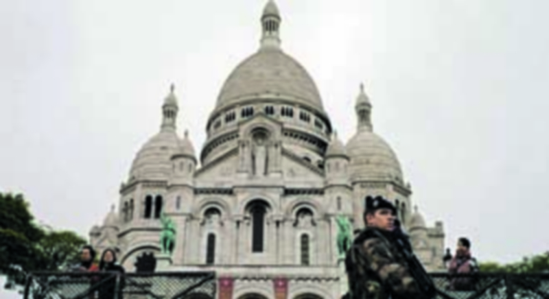 Las fuerzas militares velan por la seguridad de parisinos y turistas en los enclaves principales de la capital francesa . / EFE