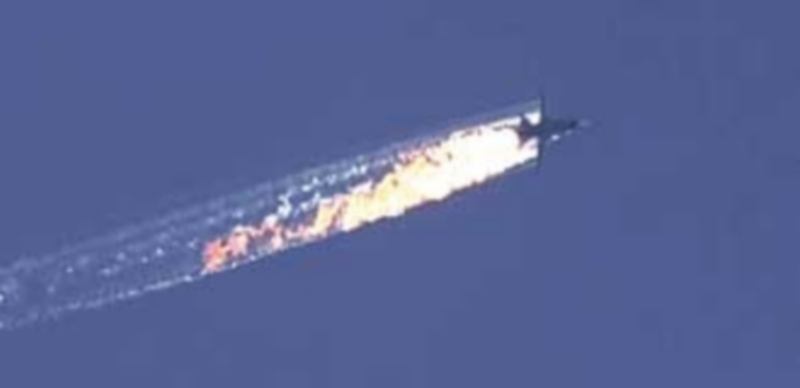 El avión ruso derribado por las fuerzas de seguridad turcas en el momento en que cae envuelto en llamas en la frontera. / Efe