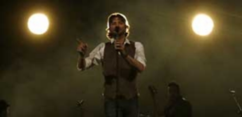 El cantante onubense Manuel Carrasco en un momento durante su concierto de apertura de la gira ofrecido en Almería. / Efe