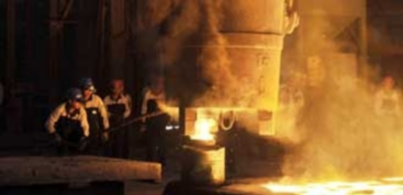 Un grupo de empleados trabaja en la fundición de acero de Shenyang