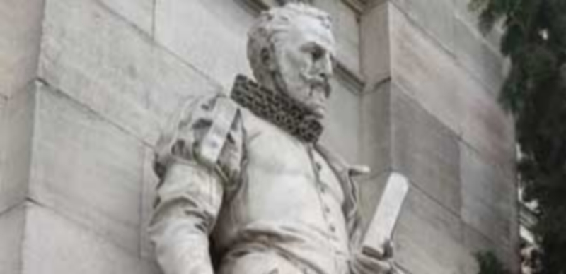 Escultura de Miguel de Cervantes en la puerta de la Biblioteca Nacional. / M.R.