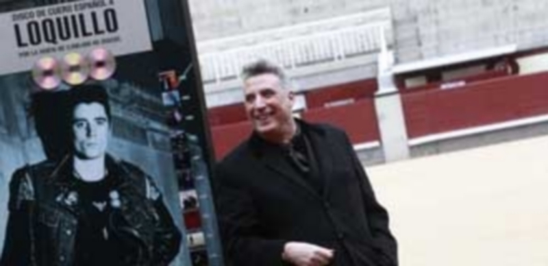 Loquillo posa con el ‘Disco de Cuero’ por sus 3 millones de discos vendidos. / Efe