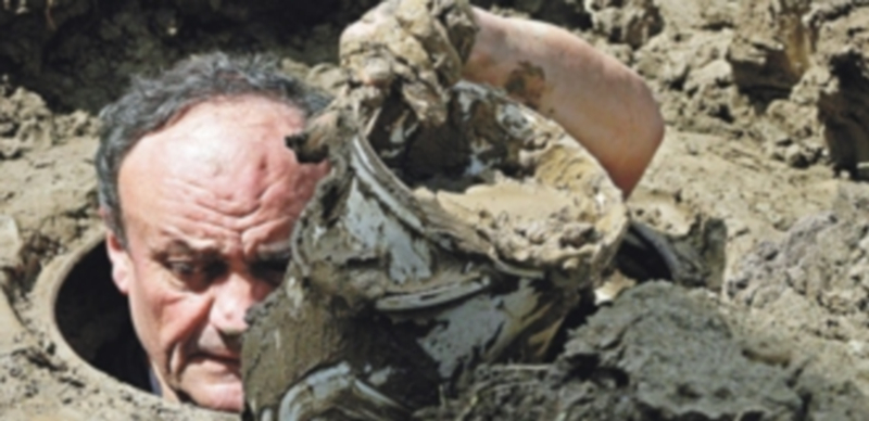 Cientos de miles de viviendas se encuentran anegadas bajo el lodo en el país. / Reuters