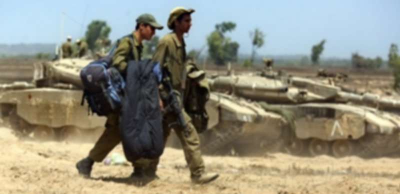 Soldados israelíes recogen sus equipos tras declararse la tregua. / Efe