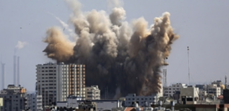 Una columna de humo se eleva después de un ataque aéreo de Israel sobre el norte de Gaza tras la ruptura de la tregua decretada por ambos contendientes. / Efe