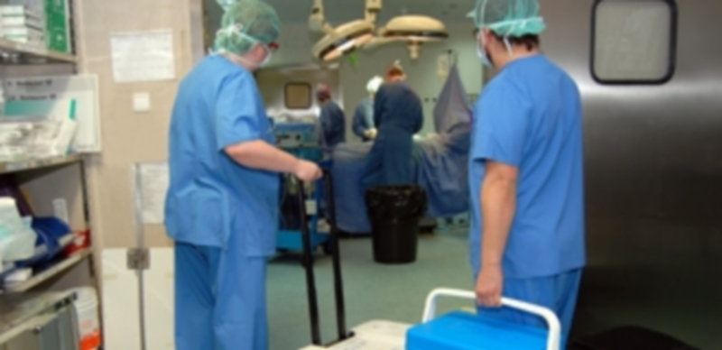 Las donaciones de órganos bajan un 8,5% en el primer semestre 1 Dos profesionales esperan a la puerta de un quirófano con los órganos que van a ser transplantados a un paciente. / Europa Press