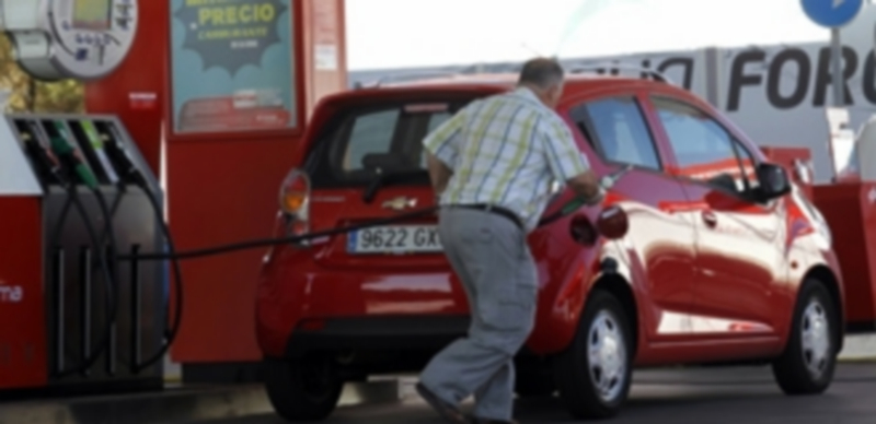 Un conductor se dispone a llenar su depósito en una estación de servicio. / EP
