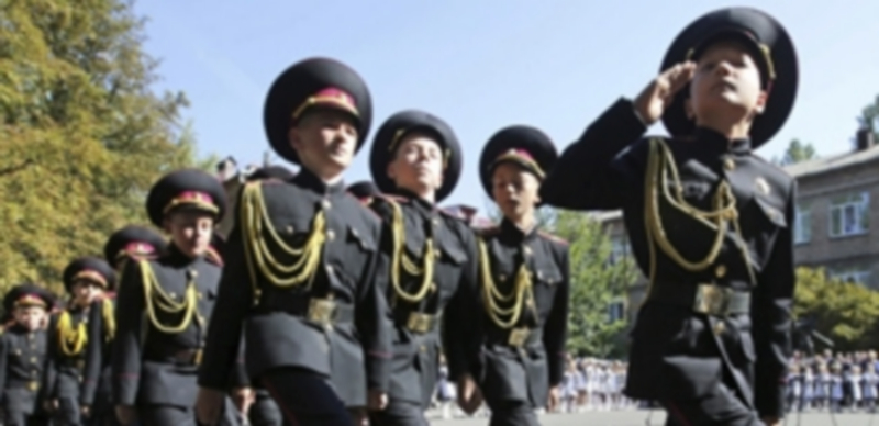 Unos alumnos del Liceo de Cadetes desfilan durante el primer día del curso escolar en una academia militar de la capital ucraniana. / Efe