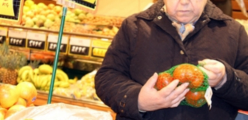 Una mujer compra fruta en un supermercado. / Europa Press