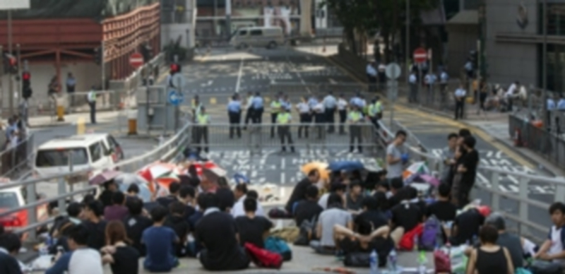 Varios ciudadanos se sientan frente a la Jefatura de la Policía en Hong Kong . / Efe