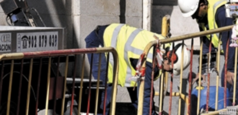 Los trabajadores temporales son los que más han sufrido el ajuste salarial en España durante la crisis. / Juan Martín