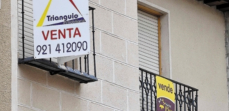 Varios carteles de ‘Se Vende’ pueden verse en las calles de Segovia. / Alberto Benavente
