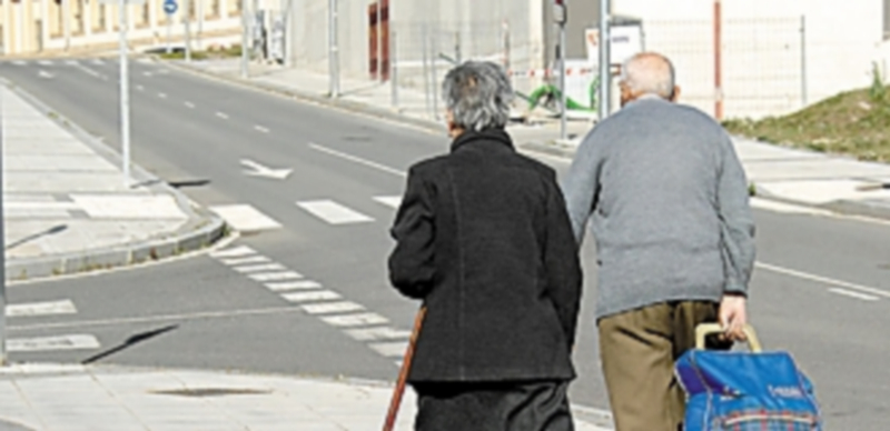 La mayoría de las pensiones que se cobran en Segovia pertenecen a personas jubiladas. / Juan Martín