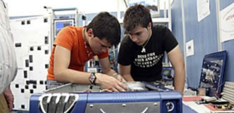 La Junta formará a profesores de FP para actualizar sus conocimientos 1 Los cursos dirigidos al profesorado de Formación Profesional son “especializados y eminentemente prácticos”. / Efe