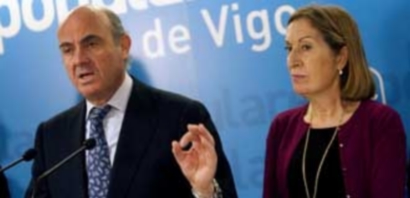 España ahorrará 5.000 millones más debido a la caída del precio del crudo 1 De Guindos participó en un acto junto a la ministra de Fomento