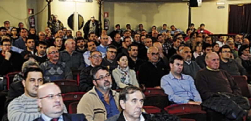 El patio de butacas del teatro Juan Bravo se llenó para asistir a las jornadas técnicas organizadas por Proyecse. / JUAN MARTÍN