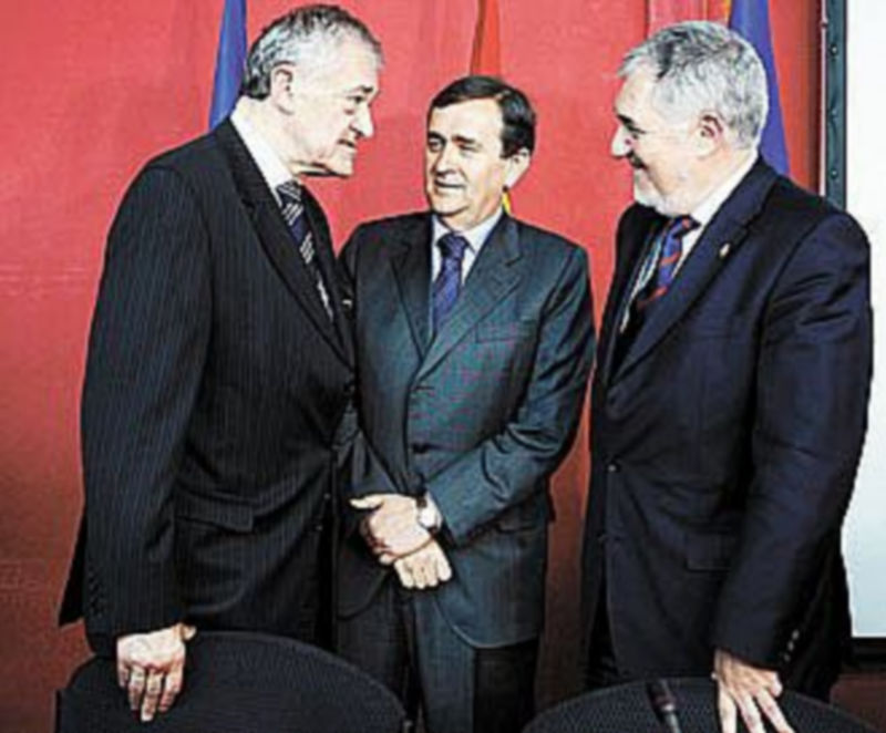 Conde Pumpido (d) y Javier Velázquez (c) conversan con el secretario general del Consejo de Europa