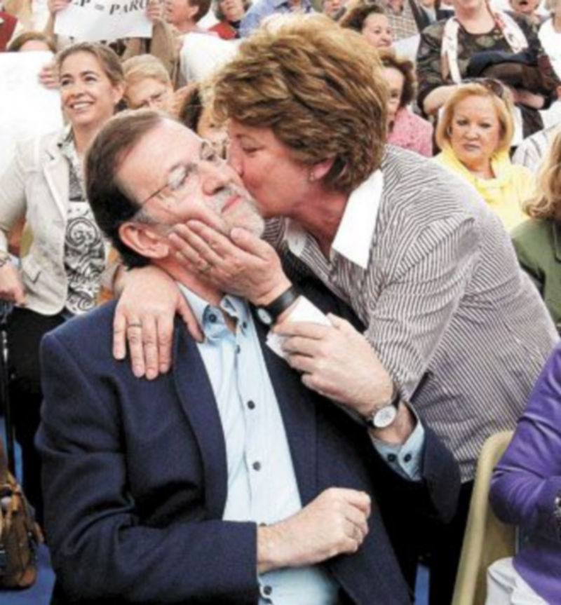 Una ferviente admiradora saluda con entusiasmo al líder ‘popular’