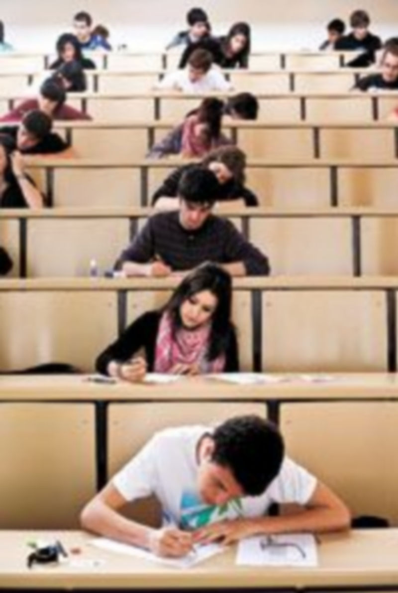 Un grupo de alumnos realiza los exámenes de Selectividad. / EFE