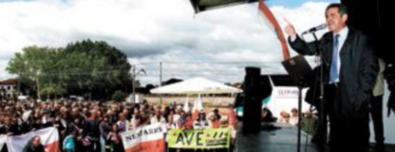 Acto de reivindicación de Revilla por el AVE de Cantabria en Monzón de Campos (Palencia) el pasado 15 de mayo. / Ical