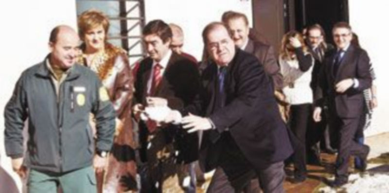 Juan Vicente Herrera bromea con la nieve en la inauguración. Detrás