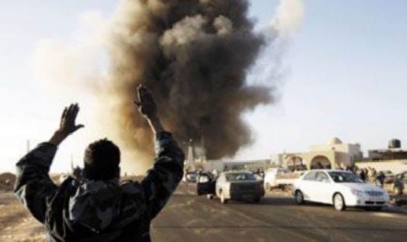 La aviación fiel a Muamar el Gadafi bombardeó Ras Lanuf en varias ocasiones. / Reuters