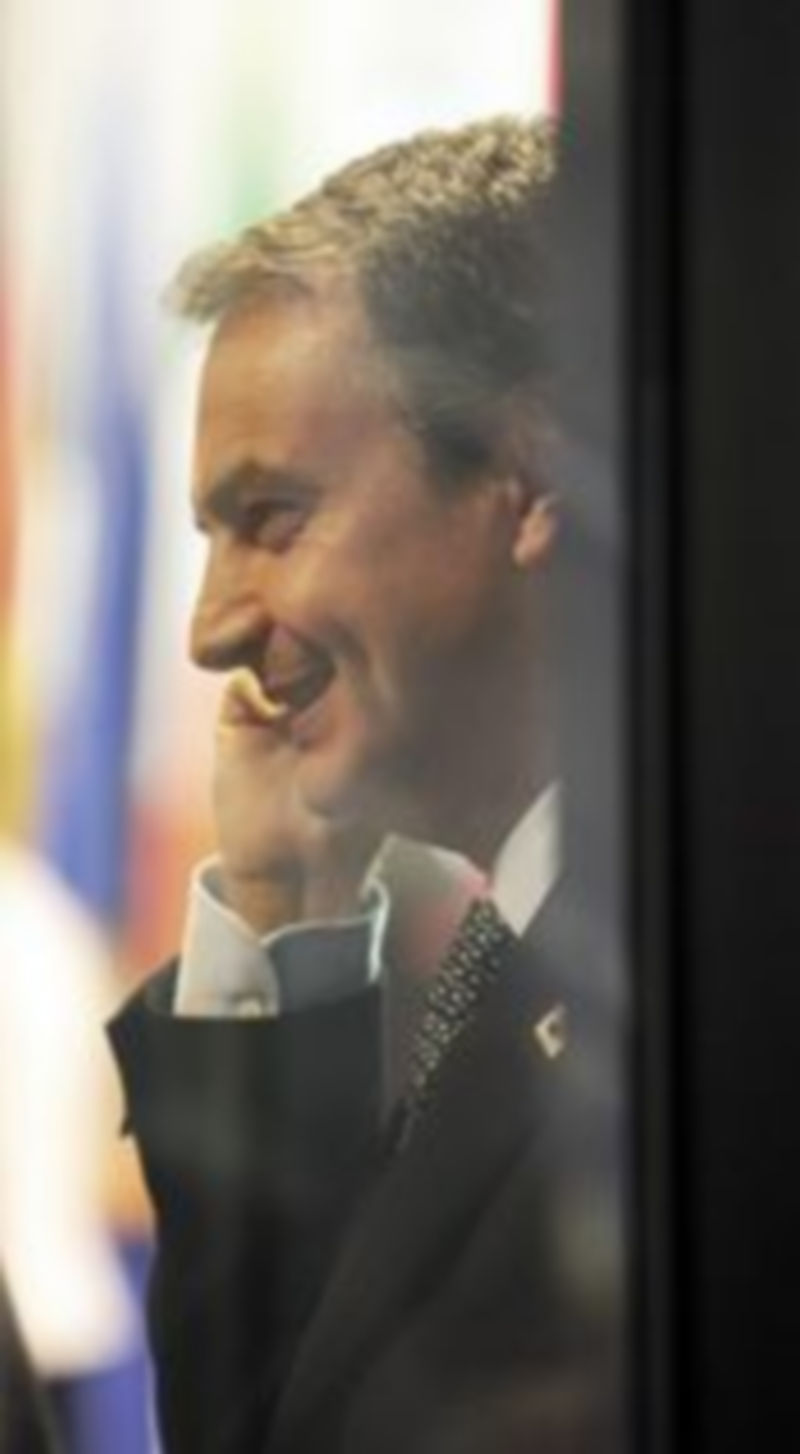 José Luis Rodríguez Zapatero aún no ha despejado la incógnita de si será candidato en 2012. / Efe