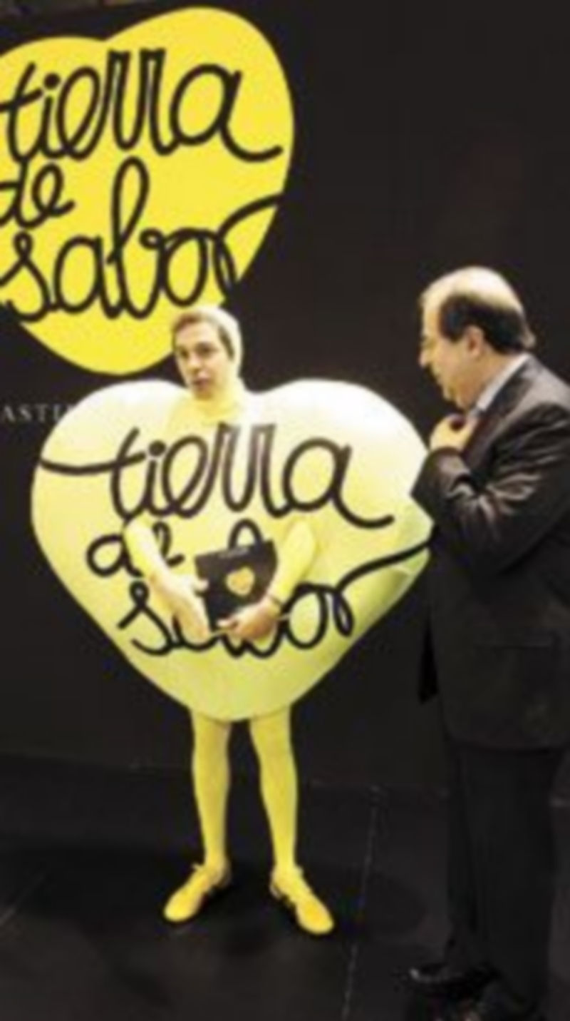 Herrera bromea con un figurante durante su visita al Salón Internacional de Gourmets. / Ical.