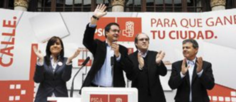 López saluda a los asistentes  junto a la procuradora Ana Sánchez