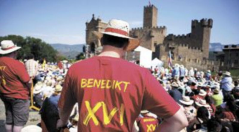 Miles de jóvenes se concentran en torno al castillo de San Francisco Javier (Navarra)