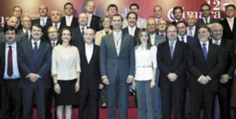 Los Príncipes de Asturias y el presidente de la Junta posan junto a otras autoridades en la celebración del 125 aniversario de la Cámara de Salamanca. / Ical