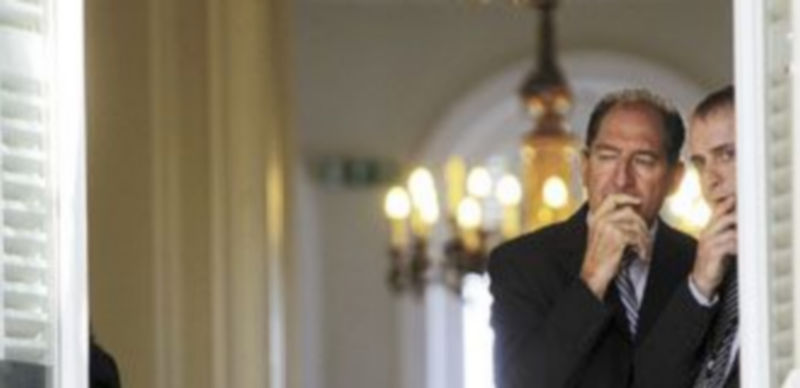 El abogado sudafricano Brian Currin (i)