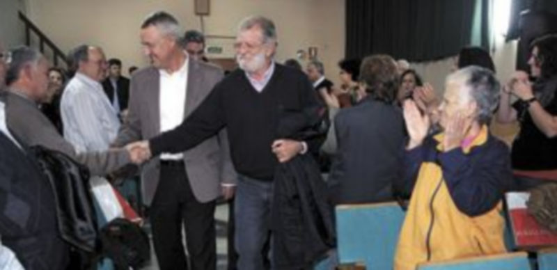 Juan Carlos Rodríguez Ibarra saluda a los asistentes al mitin de Salamanca