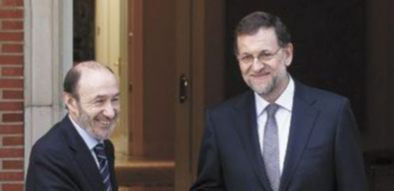 Rubalcaba y Rajoy se saludan en la entrada de La Moncloa