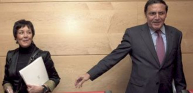 La procuradora socialista Mercedes Martín conversa con el consejero Antonio Sáez en las Cortes. /Ical