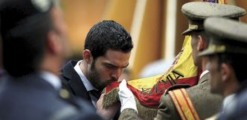 Uno de los civiles que juró bandera ayer en el acto oficial celebrado en Valladolid. / Rubén Cacho (ICAL)