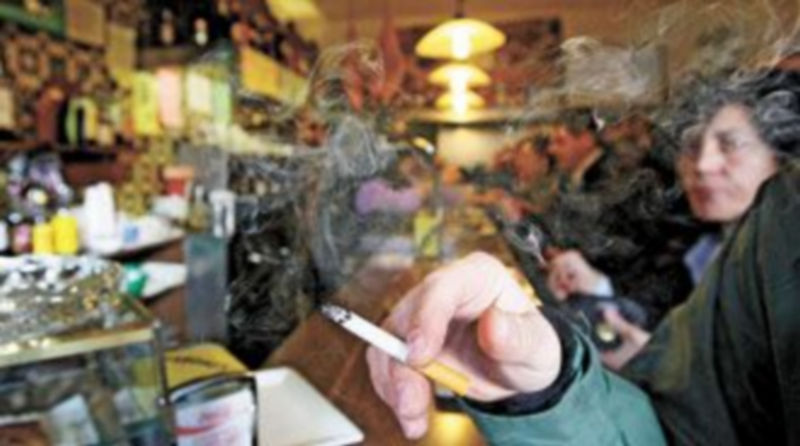Esta imagen podría desaparecer en cuanto se endurezca la Ley Antitabaco propuesta por el Consejo de Ministros. /EFE