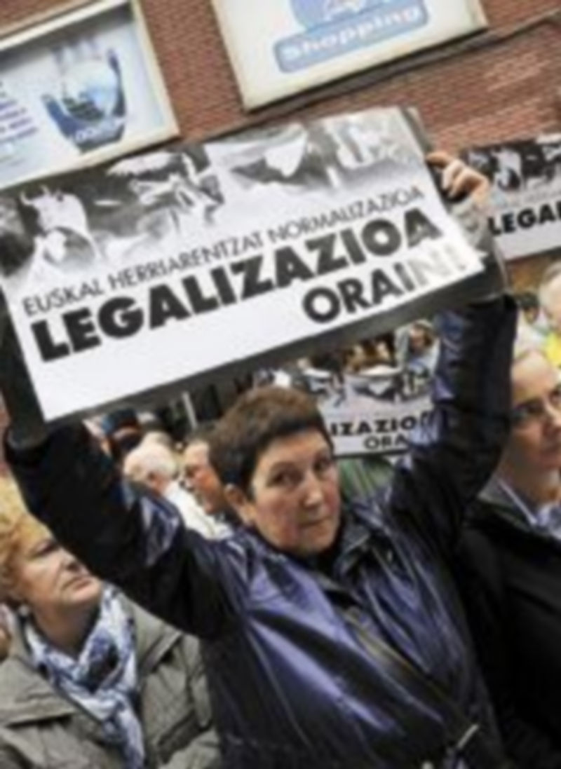 Un grupo de manifestantes protestan por la decisión del Constitucional del año pasado de ilegalizar Sortu. / Reuters.