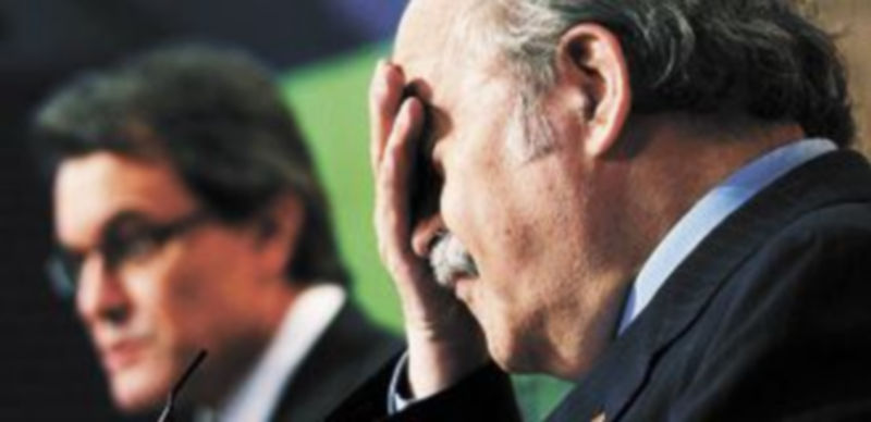 El ‘president’ Artur Mas -al fondo de la imagen- ha sido incapaz de hacer declaraciones sobre la polémica petición. / Reuters