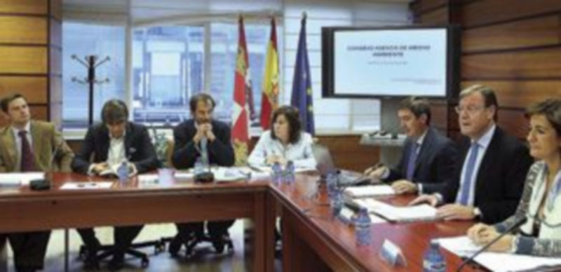 El consejero de Fomento (2d) preside la reunión constitutiva del Consejo Asesor de Medio Ambiente./ Rubén Cacho (ICAL)