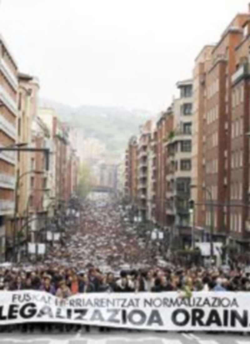 Multitudinaria manifestación en Bilbao a favor de Sortu en abril del año pasado. / Vincent West (Reuters)