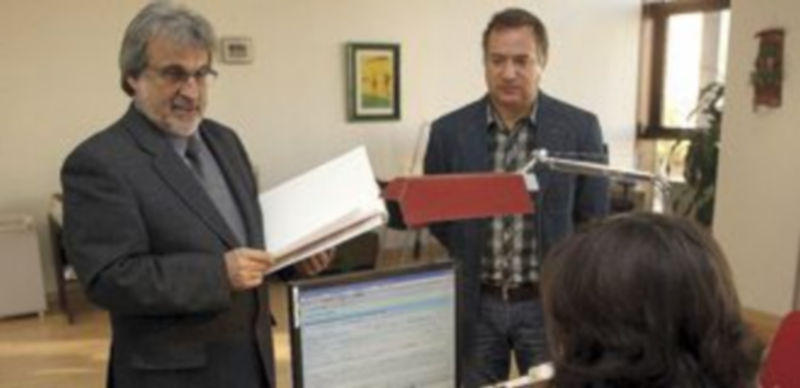 PSOE y Grupo Mixto enmiendan a la totalidad unas cuentas «injustas» 1 José María González (i) y Alejandro Valderas (d) registran la enmienda a la totalidad de los presupuestos en las Cortes. / Ical