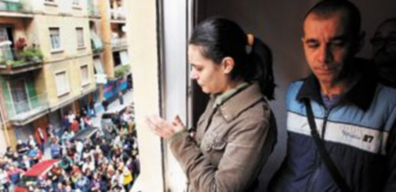 El banco Sabadell CAM suspendió ayer el desahucio que tenía previsto realizar en una casa de Valencia ante la que se concentraron más de 200 personas. / Reuters