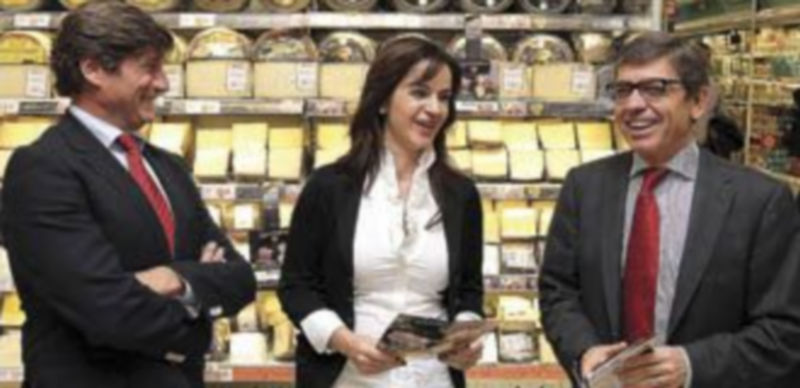 La consejera junto a los directivos de Alcampo