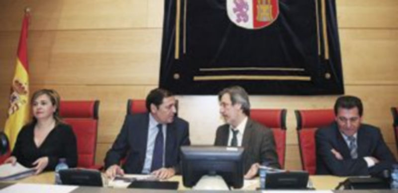 Sáez defiende una mejor atención a pacientes crónicos sin más recursos 1 Sáez Aguado (2 i) conversa con el presidente de la Comisión