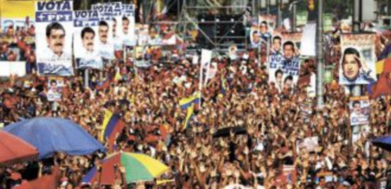 Miles de personas se dieron cita la noche del pasado jueves en Caracas para acudir al acto de clausura de la campaña de Nicolás Maduro. / Reuters