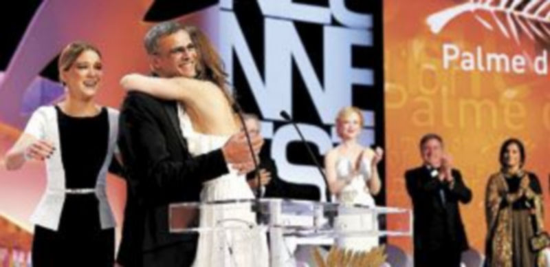 El director Abdellatif Kechiche recibe las felicitaciones de sus actrices Lea Seydoux (i.) y Adele Exarchopoulos tras recibir el prestigioso galardón. / Yves Herman (Reuters)
