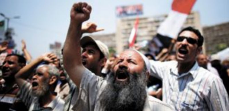 Manifestantes partidarios del Gobierno de Mursi protestan por la toma del poder del Ejército en la plaza Tahrir