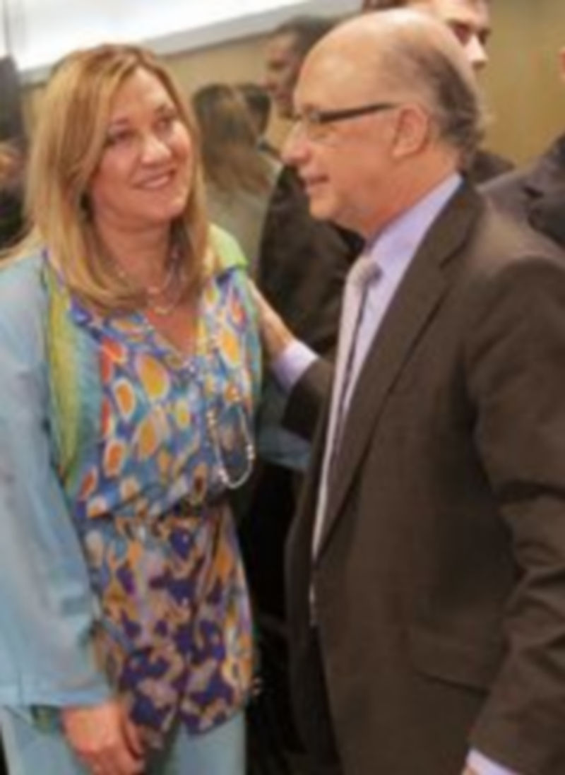 Cristóbal Montoro saluda a Pilar del Olmo en el último Consejo de Política Fiscal y Financiera. / Ical