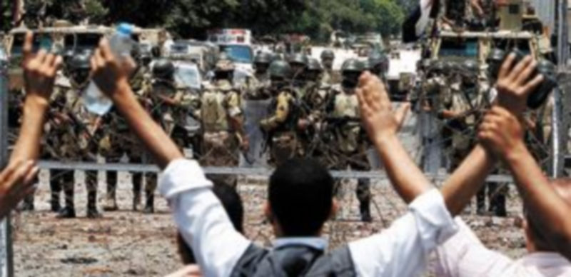 Miembros de los Hermanos Musulmanes protestan ante las Fuerzas de Seguridad. / Amr Abdallah Dalsh (Reuters)